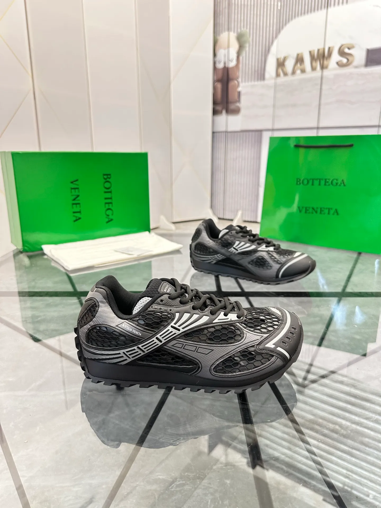 Factory men's shoes 💰: 620💰 (top version) BV Orbit sneakers Wang Yibo's same style couple's dad shoes Runner sneakers, made of lightweight technical mesh fabric. Matched with geometric pattern designed rubber outsole Wang Zha series high version Look for the package craftsmanship The actual height is much higher, but the legs are still slim. Very nice and playable and durable Matching to the standard 💯 Package shoe technology Look for the high version The outsole is made of color-blocked TPU outsole Women's model 35 36 37 38 39 40 41 (40 41 customized) Men's model 38 39 40 41 42 43 44 45. (Customized size 38 45.46) No. H345